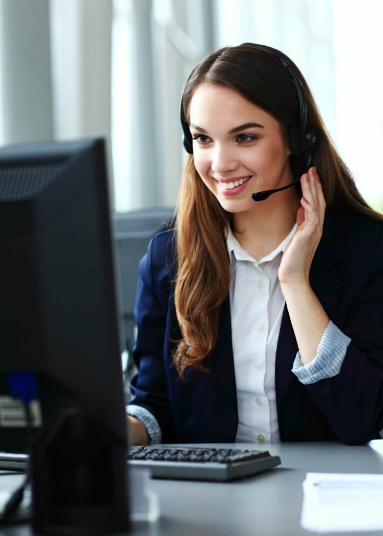 Frau mit Headset, Telefonieren, VOIP